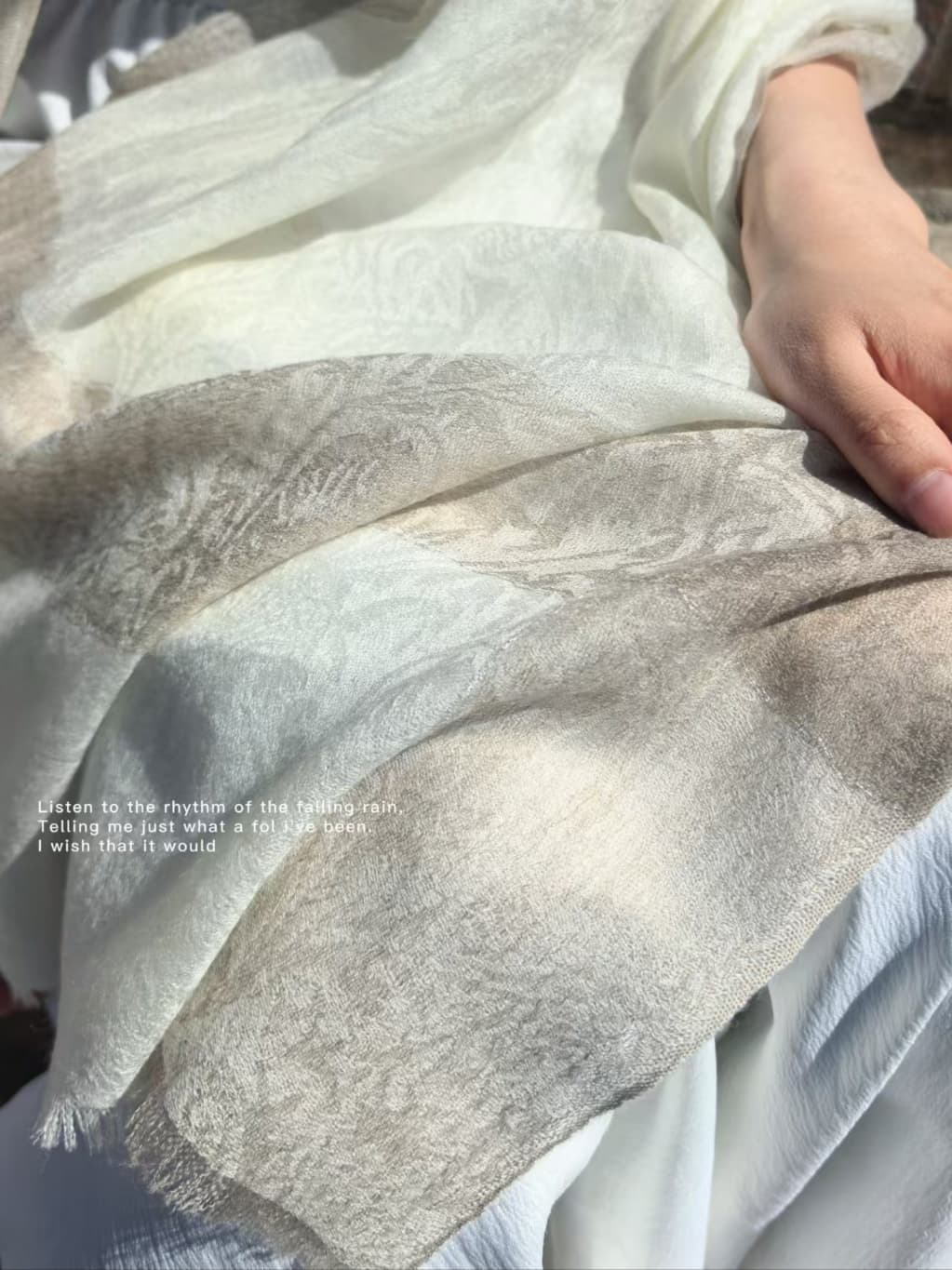 "아우터 대신 숄처럼 우아하게 쓱 78g." 패토리가 제안하는 가을의 럭셔리, 100% 내몽고 캐시미어 컬렉션 5